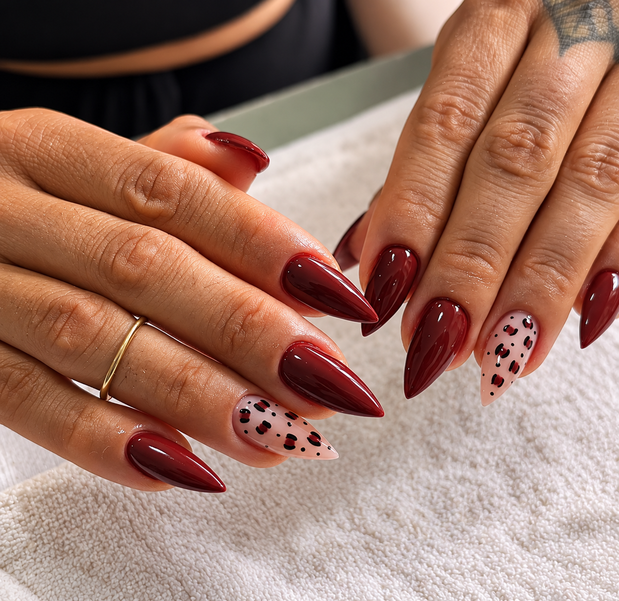 Unhas borgonha amendoadas com detalhes de leopardo